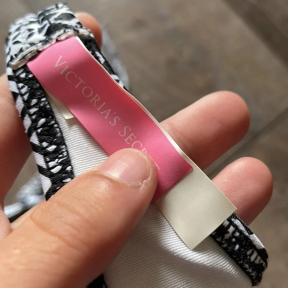 Victoria’s Secret bikini top - Picture 3 of 3